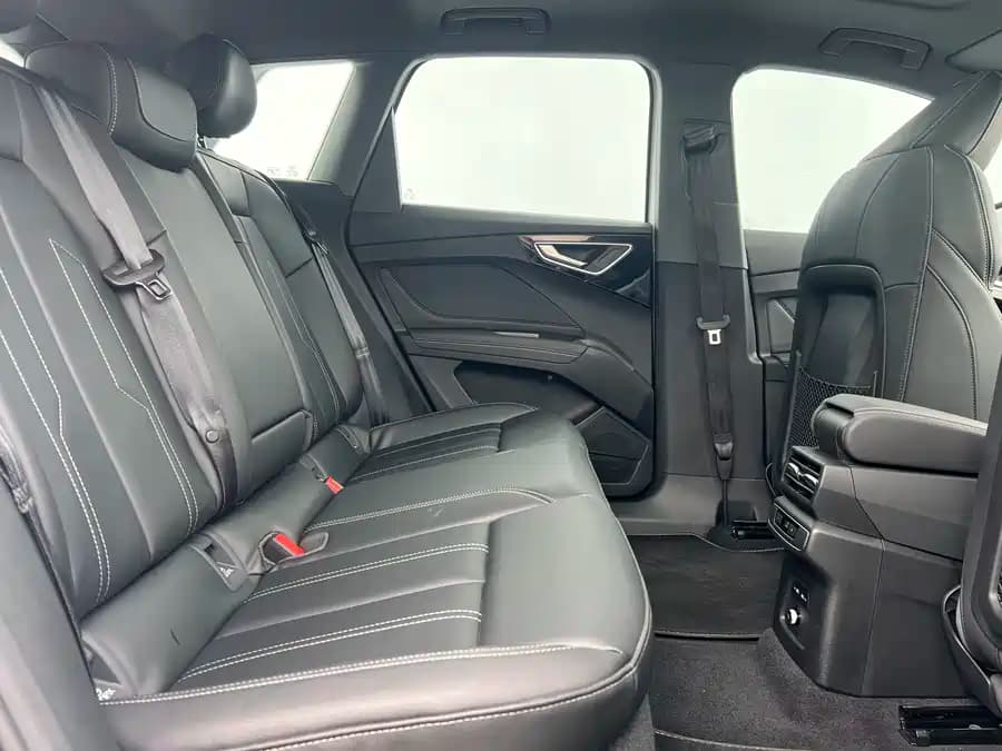 Audi Q4 - фото 7