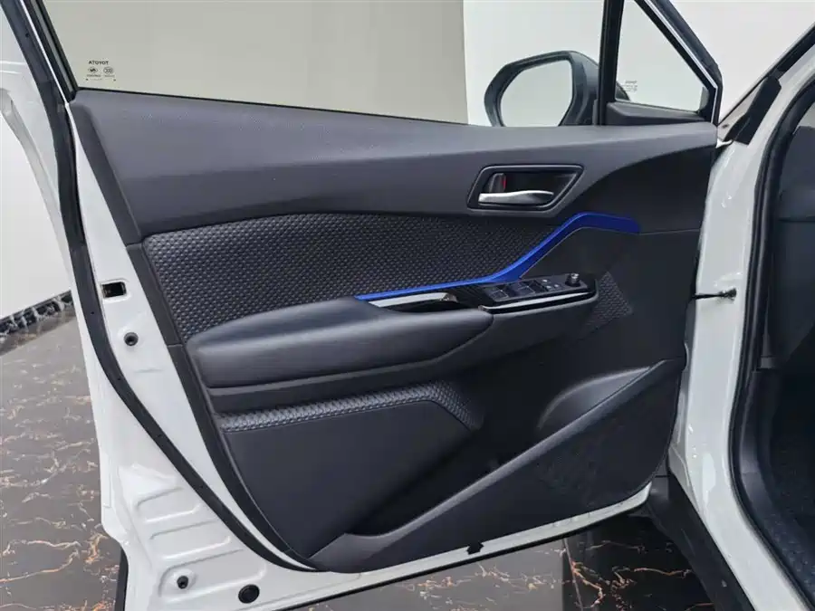 Toyota C-HR - фото 7